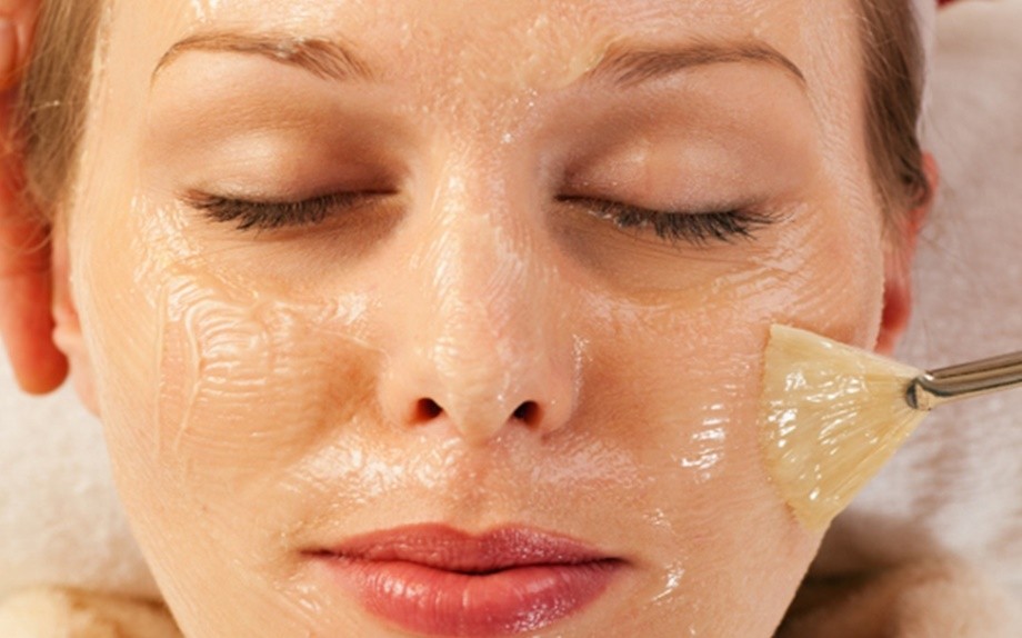 Peeling viso in un centro estetico
