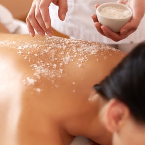 Scrub corpo in un centro estetico